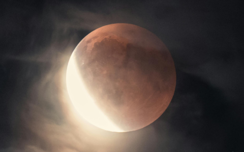 Eclissi lunare parziale, il picco all’alba del 28 agosto