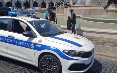 Fa il bagno nella Fontana delle Naiadi, multa e Daspo urbano per un 42enne