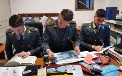 Falsi corsi formazione e uno yacht per le vacanze comprato con i fondi per il Mezzogiorno: incastrati dai post sui social