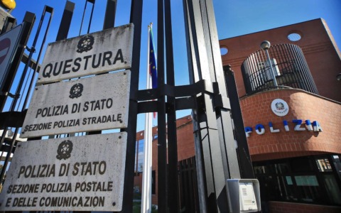 Fermato in strada dalla Polizia di Stato con buste piene di merce rubata: scatta la denuncia per ricettazione