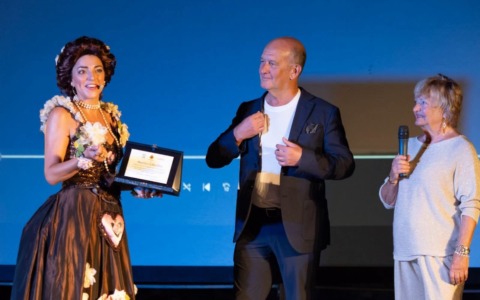 Festival di Valle Christi a Rapallo, il Comune consegna una targa a Beatrice Schiaffino