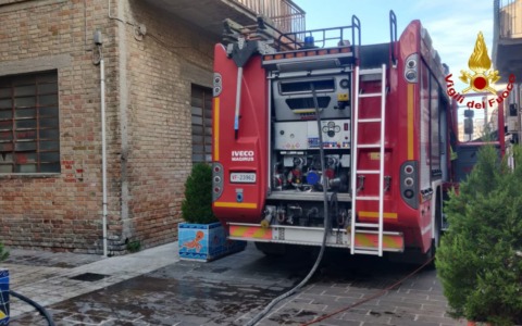 Fiamme in un negozio a Civitanova Marche, si indaga sull’origine dolosa delle fiamme