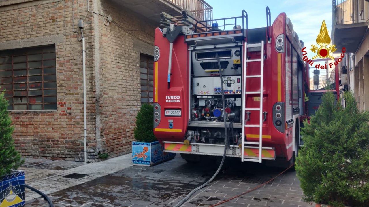 Fiamme in un negozio a Civitanova Marche, si indaga sull’origine dolosa delle fiamme
