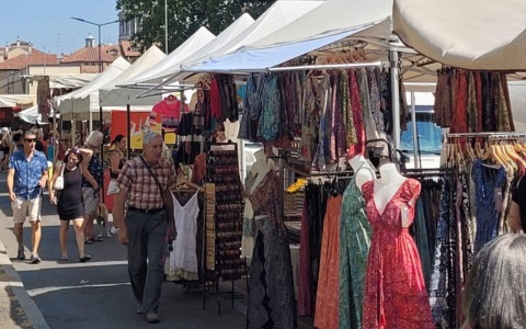Fiera di agosto a Novara: oggi secondo e ultimo giorno per passeggiare tra le bancharelle