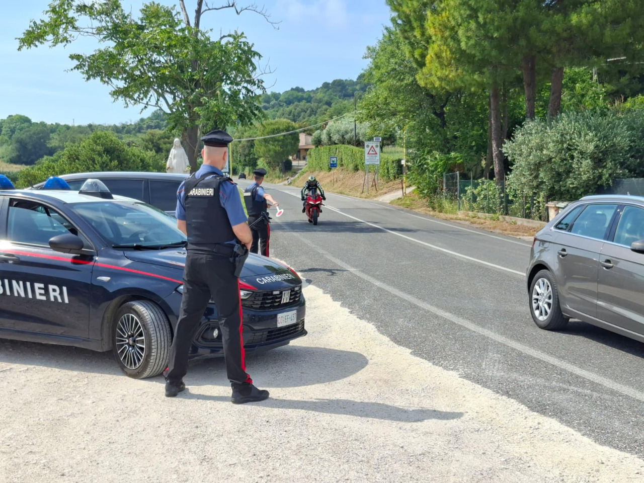 Fuga in moto a Numana ma era senza patente: denunciato