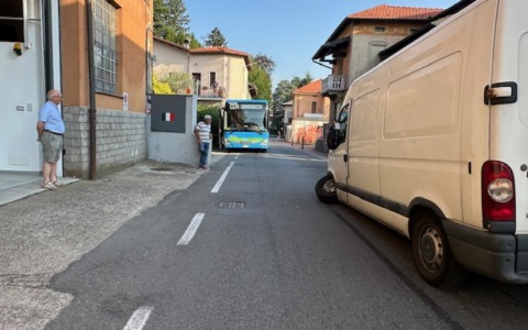 Furgone in panne per una ruota staccata, autobus bloccato nella strettoia