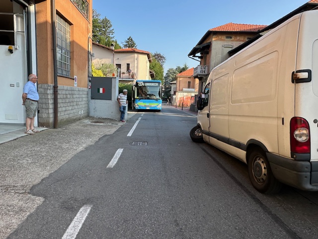 Furgone in panne per una ruota staccata, autobus bloccato nella strettoia