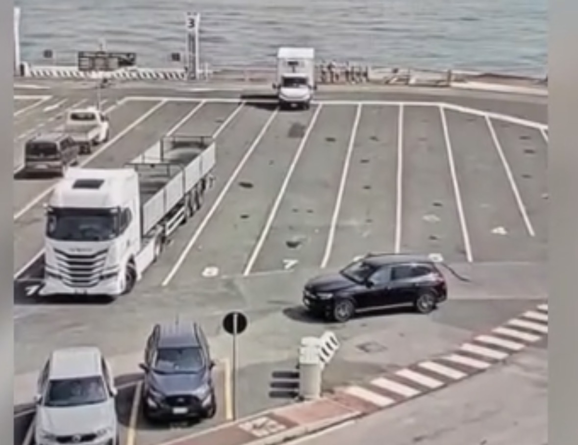 Furgone scivola in mare a Piombino: tragedia scongiurata