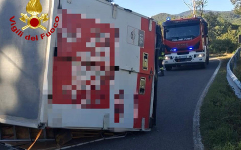 Furgone si ribalta, strada bloccata ma nessun ferito