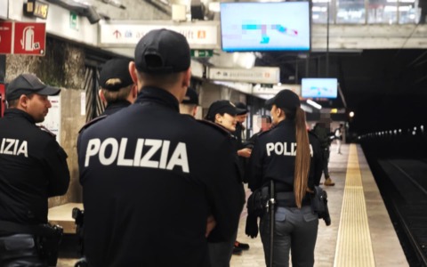 Furti nei negozi, sugli autobus e in stazione. Sei persone arrestate