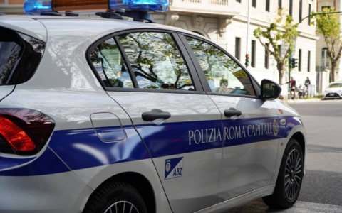 Furto con strappo a Fontana di Trevi: un arresto e tre denunce della Polizia Locale