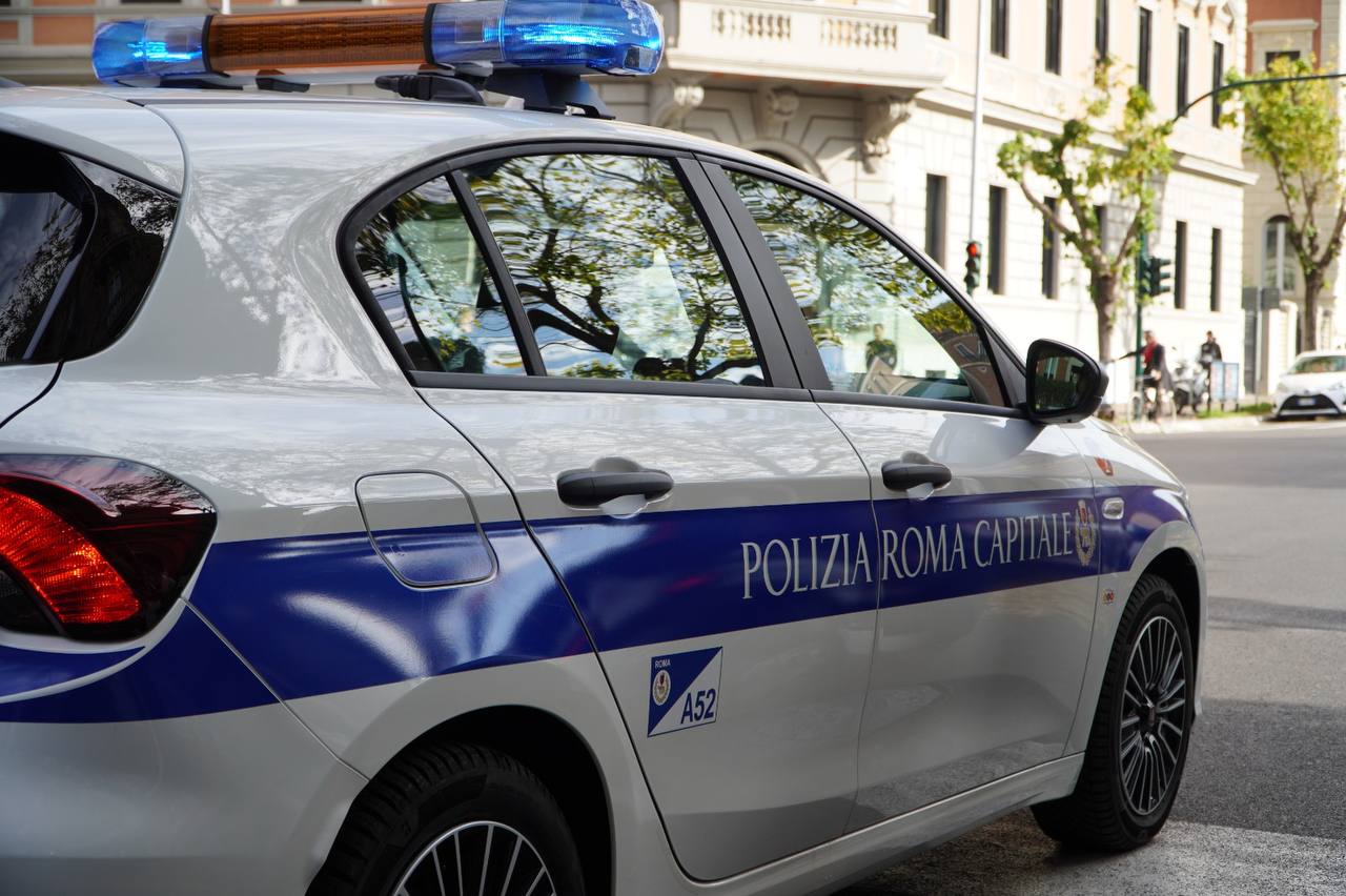 Furto con strappo a Fontana di Trevi: un arresto e tre denunce della Polizia Locale