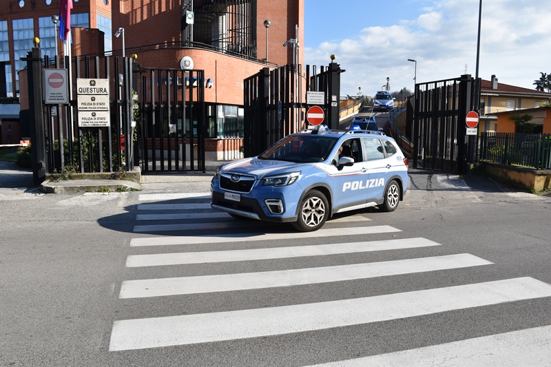 Furto in un esercizio commerciale, denunciate due persone