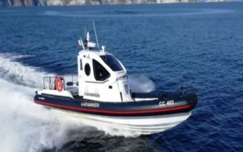 Giovane romano di 30 anni trovato morto in mare a Punta Papa: indagini in corso