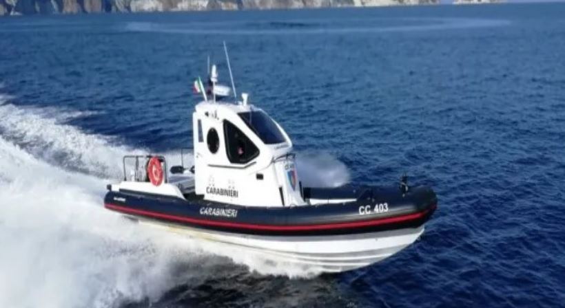 Giovane romano di 30 anni trovato morto in mare a Punta Papa: indagini in corso