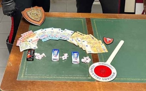 Gira in bici con la cocaina nascosta nei pacchetti di caramelle