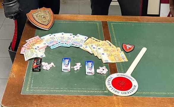 Gira in bici con la cocaina nascosta nei pacchetti di caramelle