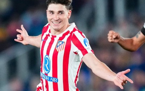 Il caso di Julian Alvarez: fischiato dai tifosi, incedibile per l’Atletico