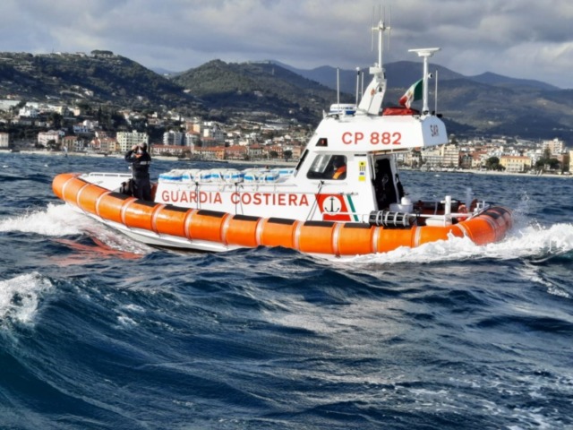 Imbarcazione alla deriva nel mare della Maremma, coppia salvata