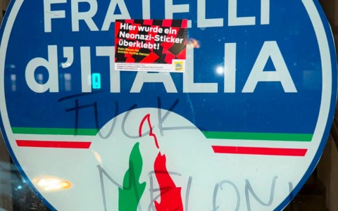 Imbrattata la sede di FdI a Ivrea