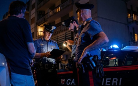 Imbrattano un taxi, minacciano il conducente e aggrediscono i Carabinieri con calci e pugni