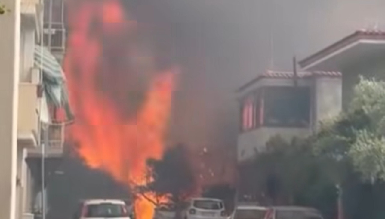 Incendio a Campo Boario, auto danneggiate ed evacuate due abitazioni