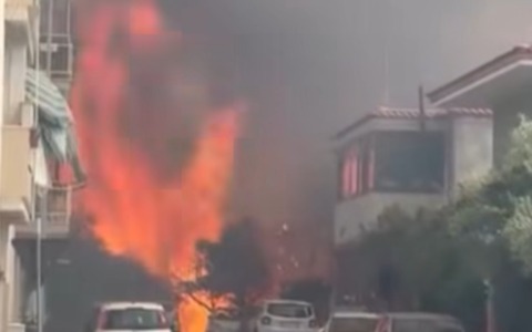 Incendio a Campo Boario, auto danneggiate ed evacuate due abitazioni