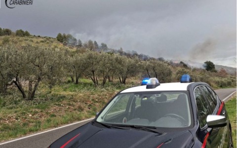 Incendio colposo e deposito incontrollato di rifiuti, denunciato