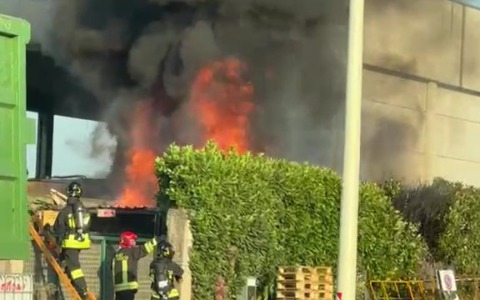 Incendio in atto in via Candido Sassone a Vercelli