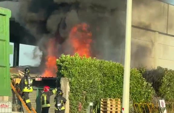 Incendio in atto in via Candido Sassone a Vercelli