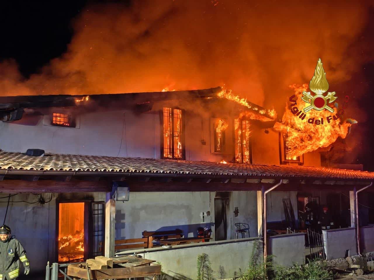 Incendio in un villino, vigili del fuoco al lavoro per tutta la notte