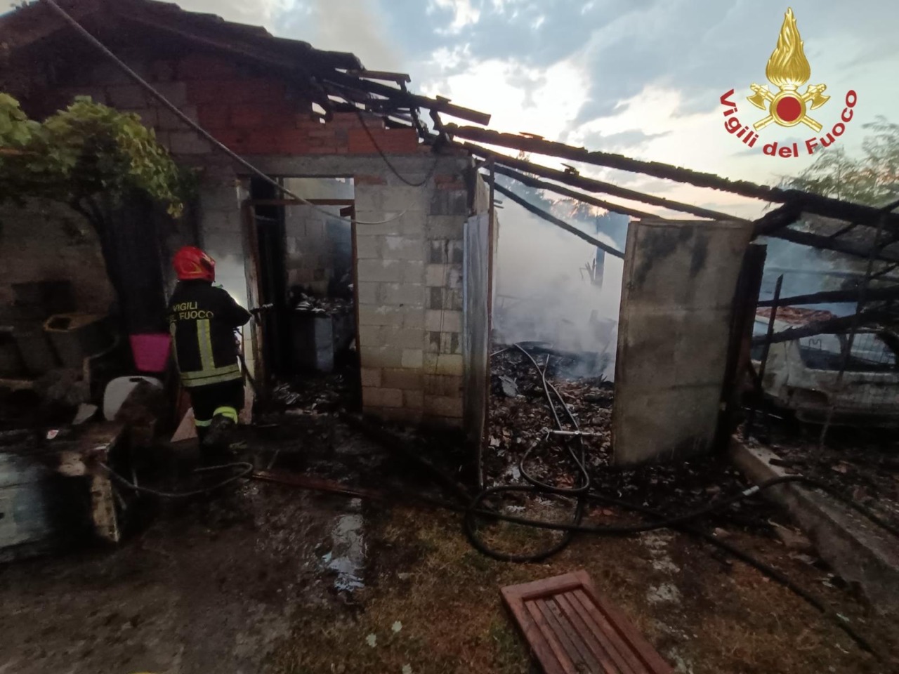 Incendio in una legnaia in via Selvotta, ingenti i danni / VIDEO / FOTO