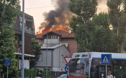 Incendio in una palazzina: residente muore lanciandosi dalla finestra di casa