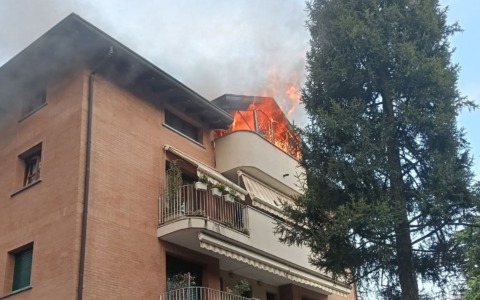 Incendio in una palazzina: residente muore lanciandosi dalla finestra di casa