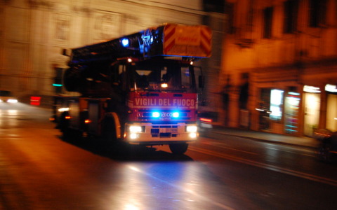 Incendio in via Mercadante a Torino: palazzo in fiamme, due persone ustionate in ospedale