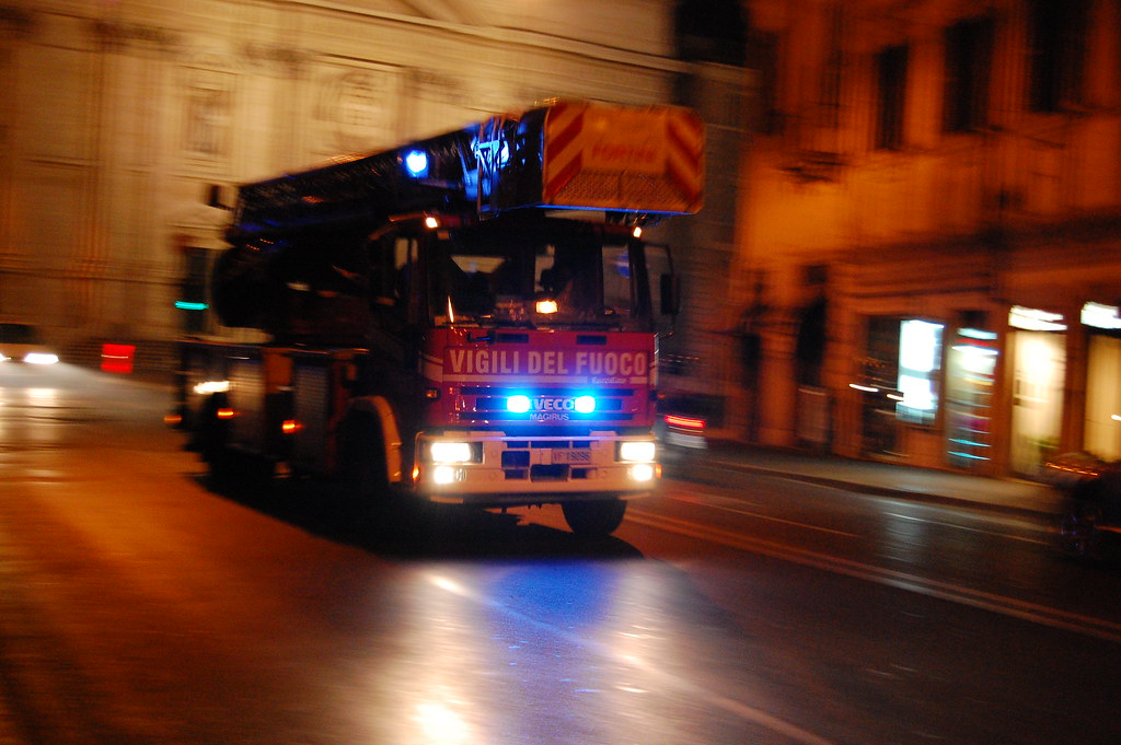 Incendio in via Mercadante a Torino: palazzo in fiamme, due persone ustionate in ospedale