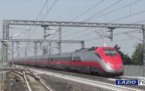 Incendio lungo i binari, circolazione ferroviaria sospesa