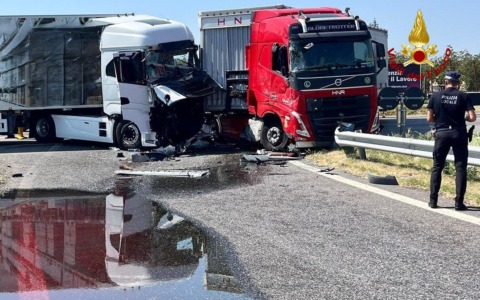 Incidente fra due tir sulla Trasversale di Pianura, ferito un camionista