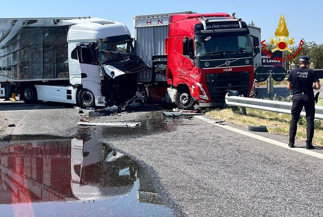 Incidente fra due tir sulla Trasversale di Pianura, ferito un camionista