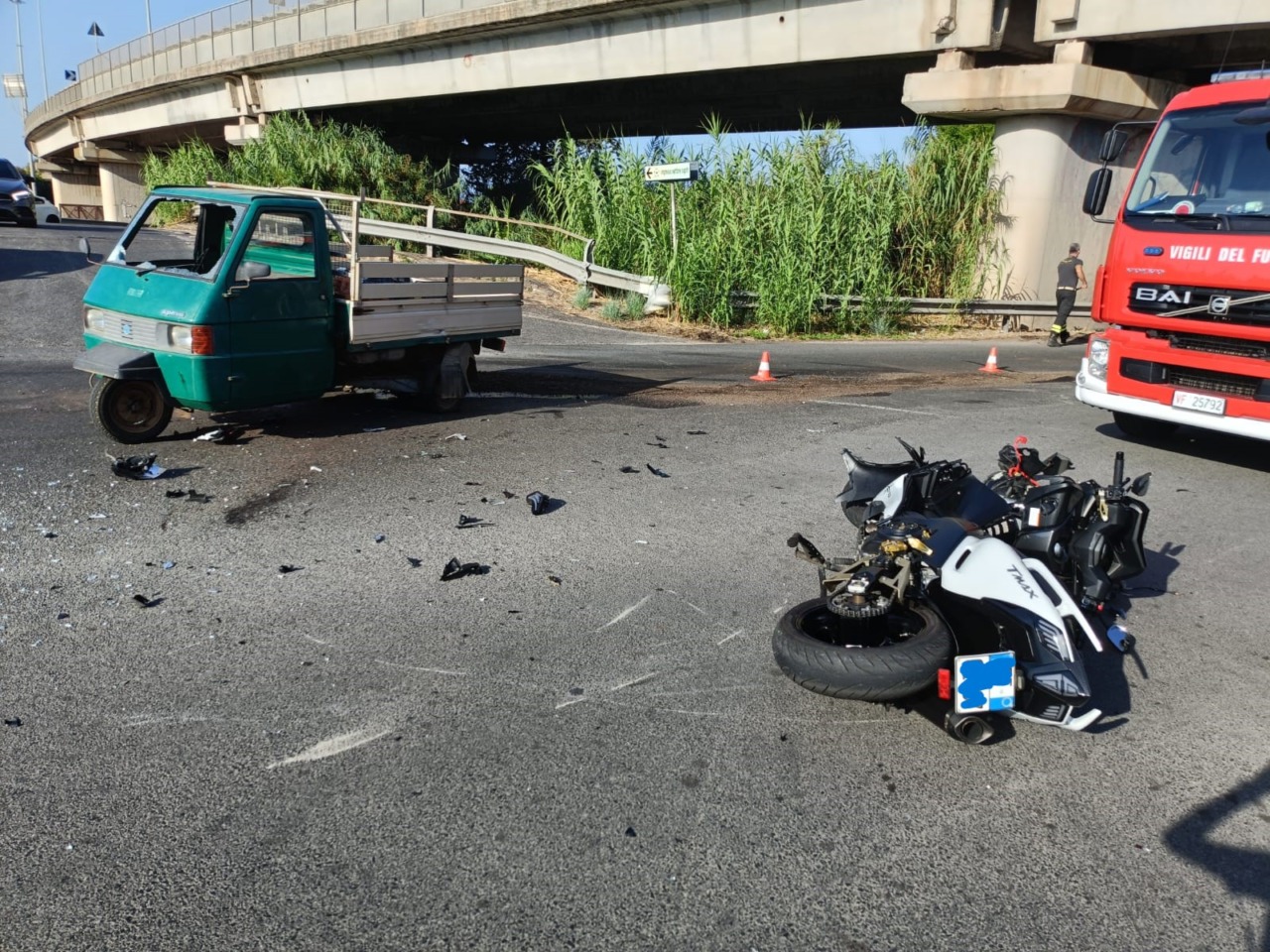 Incidente stradale, scontro tra una moto e un apecar