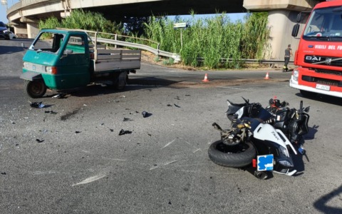 Incidente stradale, scontro tra una moto e un apecar