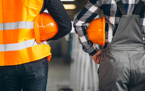 Incidenti sul lavoro: 40enne muore per un malore mentre lavora sotto al sole, 29enne folgorato