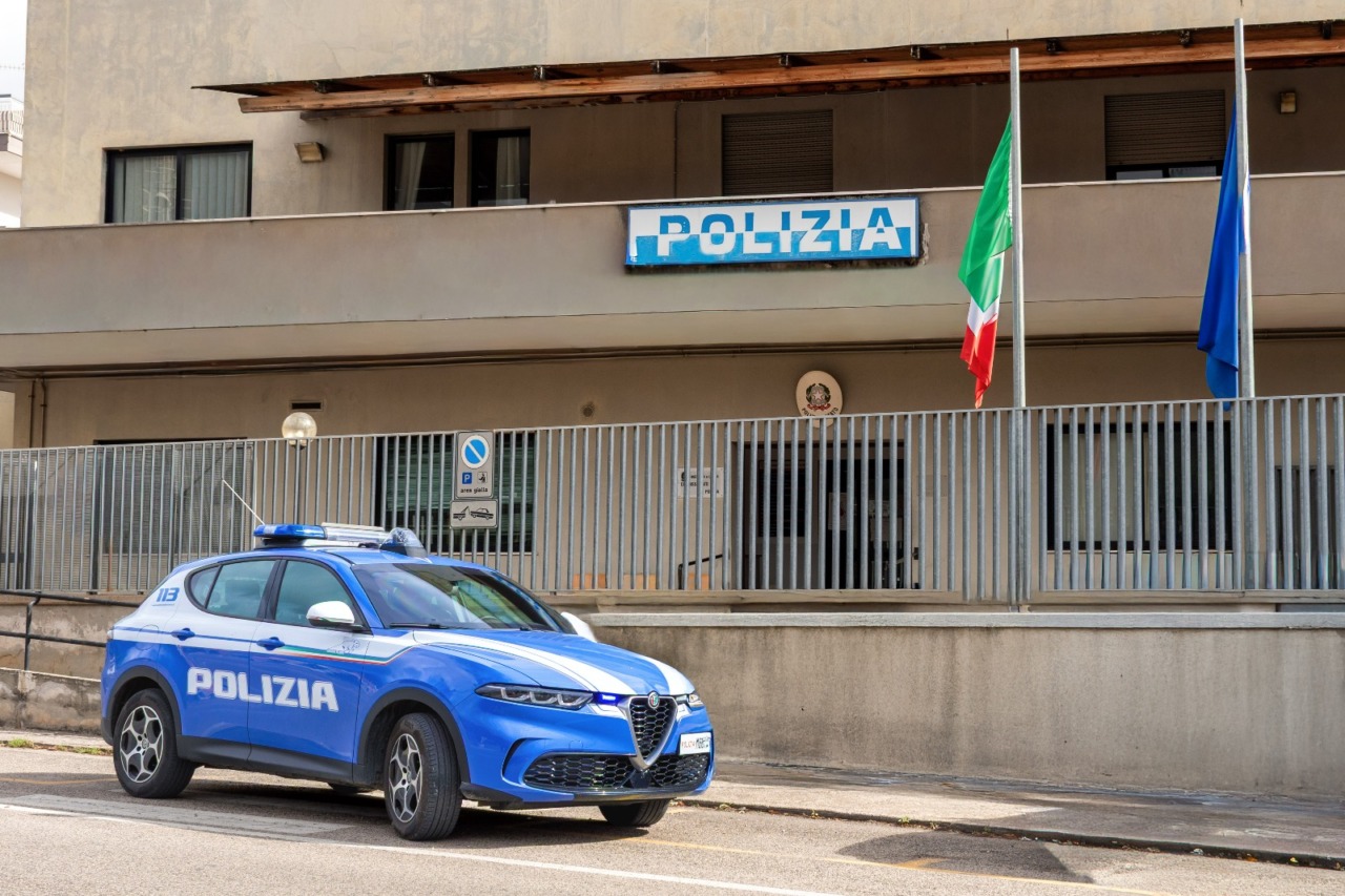 Tormenta l’ex e minaccia di divulgare un video intimo, divieto di avvicinamento e braccialetto elettronico per giovane