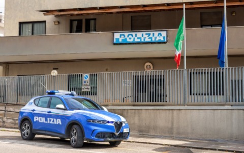 Tormenta l’ex e minaccia di divulgare un video intimo, divieto di avvicinamento e braccialetto elettronico per giovane