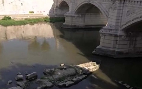 La magra del Tevere fa riaffiorare il ponte di Nerone