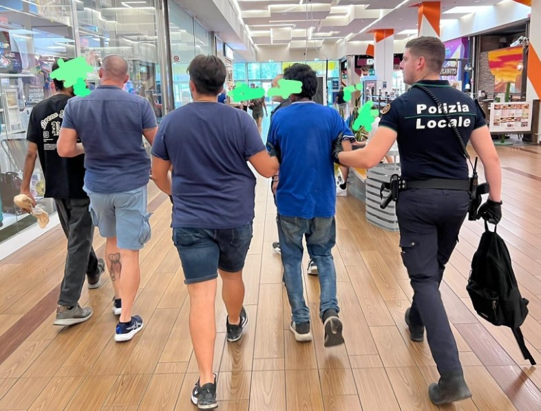 Ladri di alcolici al centro commerciale