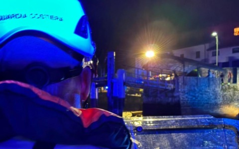 Lago di Como, 22enne si tuffa dal pontile e scompare: ritrovato senza vita all’alba