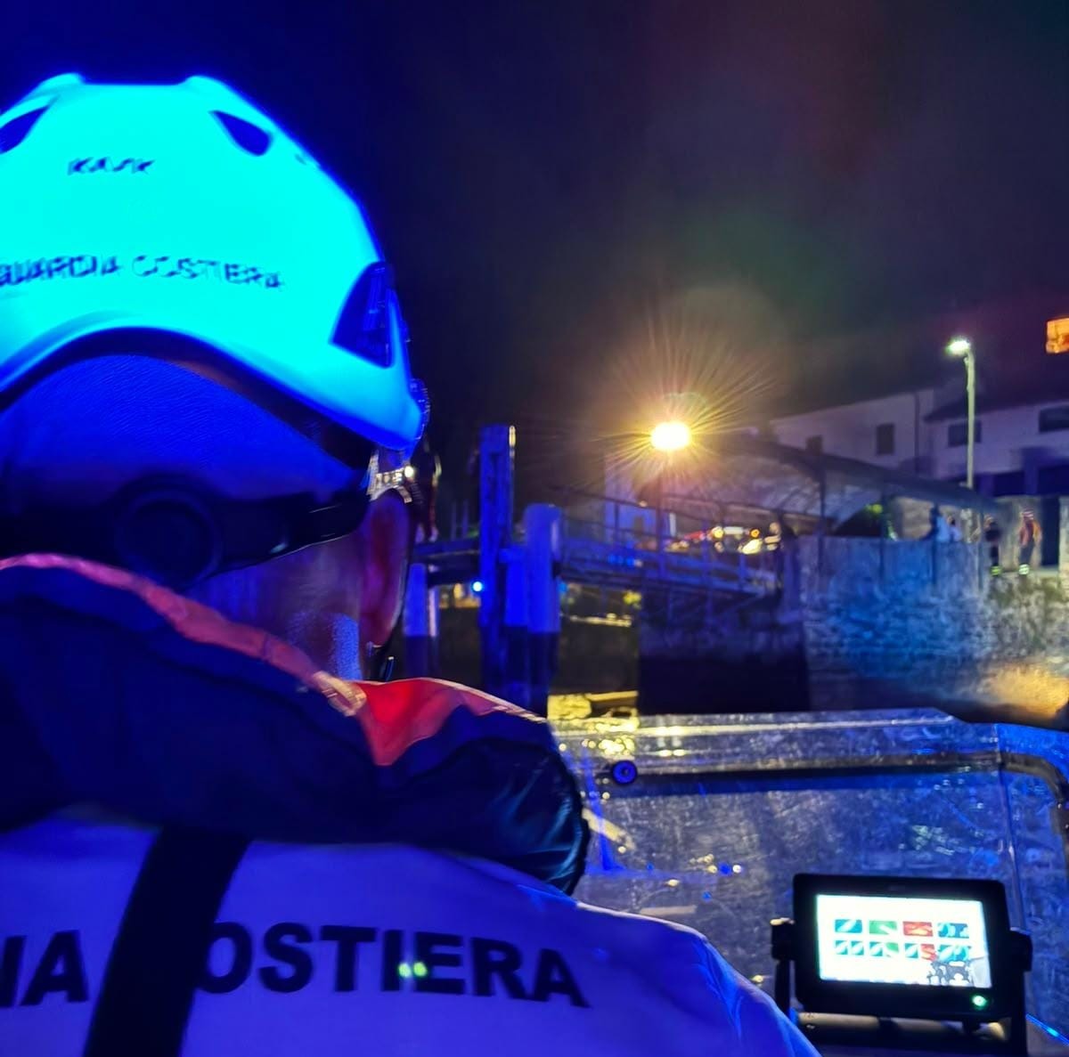 Lago di Como, 22enne si tuffa dal pontile e scompare: ritrovato senza vita all’alba