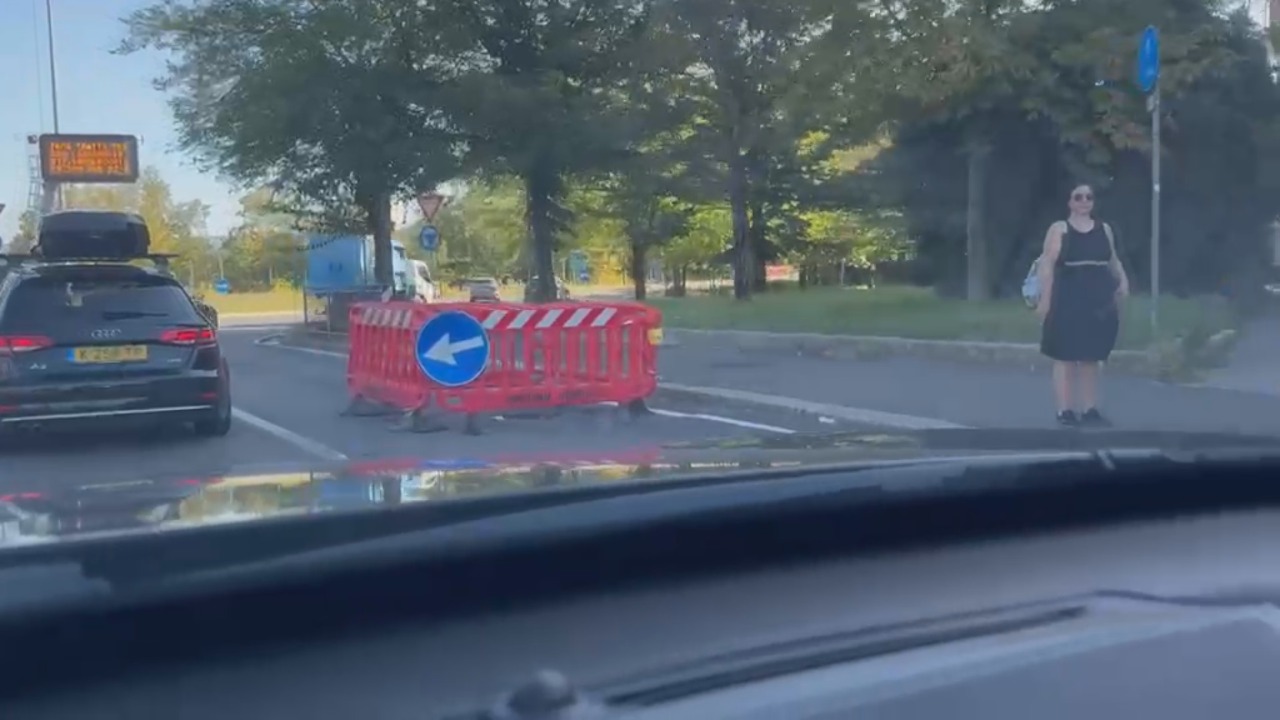 Le 4 transenne che da settimane bloccano viale Lenin (e nessuno ci lavora)