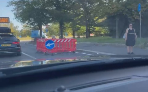 Le 4 transenne che da settimane bloccano viale Lenin (e nessuno ci lavora)